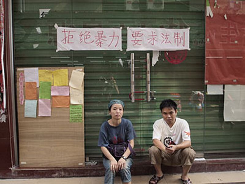 8月31日，深圳公益組織“小小草工友家園”辦公室大門被焊死無法進入，員工張貼“拒絕暴力，要求法制”字眼的紙張抗議。（小小草工友家園提供）