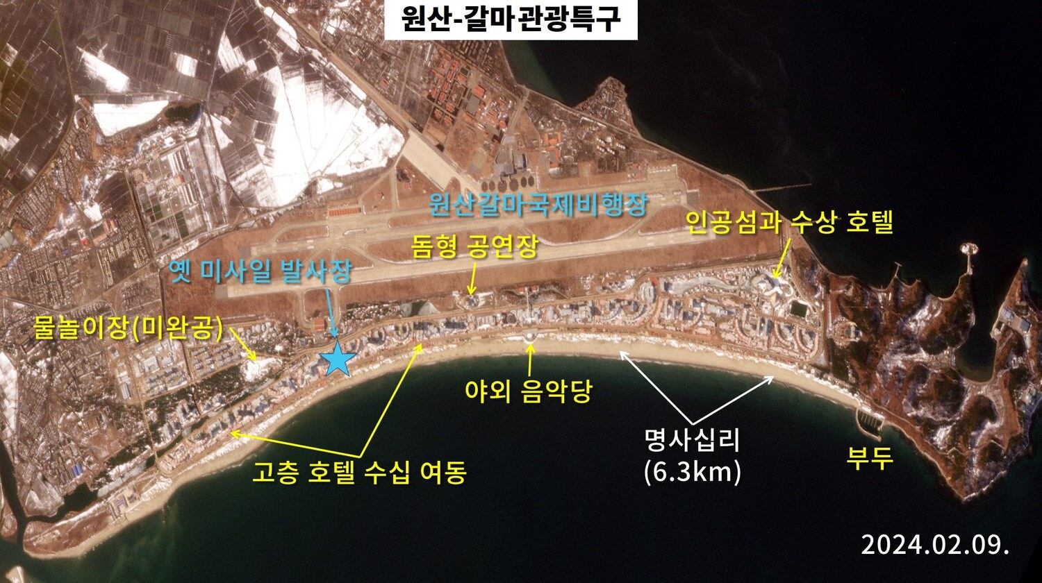 북한 강원도 원산 갈마반도의 해안을 따라 고층 호텔과 건물 등 관광 시설이 미처 완공되지 못하고 4년여 간 방치돼 있다.
