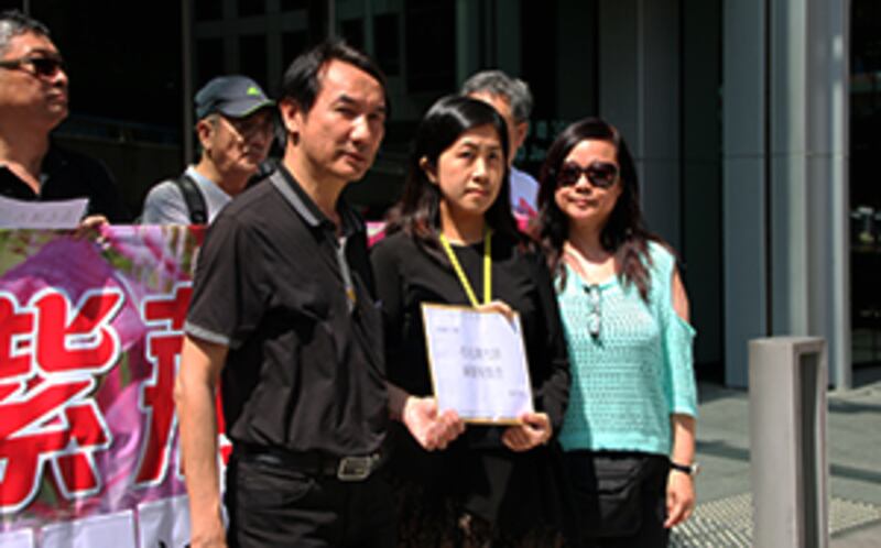 2015年6月16日,紫荆行动到廉署总部请愿,并递交请愿信予廉署职员。(赵梓浩摄)