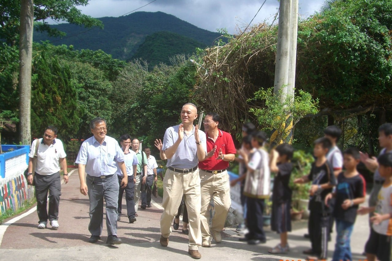 2012年7月7日,时任浙江省委常委的蔡奇访台参访高雄六龟育幼院。