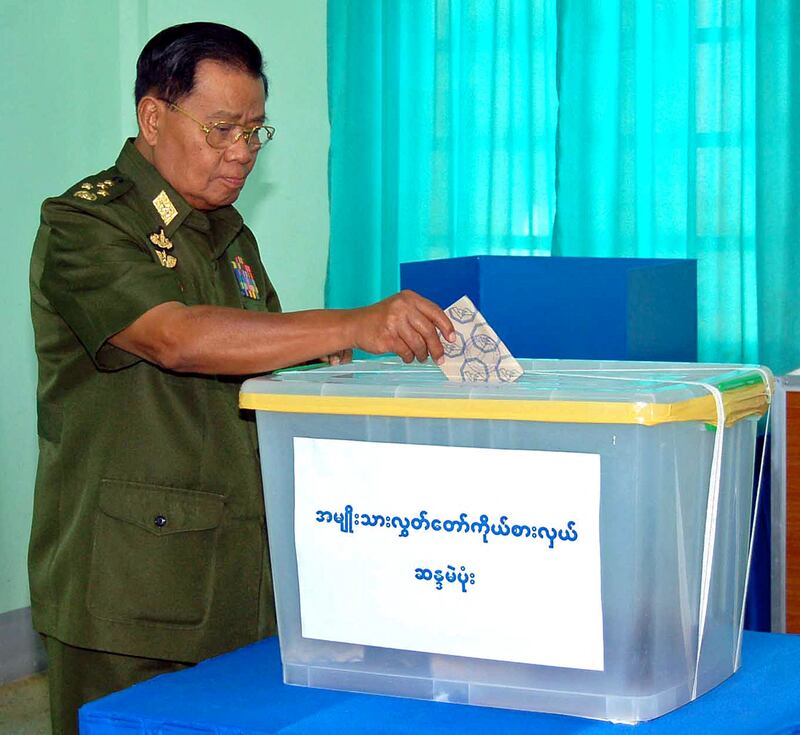 ၂ဝ၁ဝ ပြည့်နှစ် နိုဝင်ဘာလ ၇ ရက်နေ့က ကျင်းပသည့် အထွေထွေရွေးကောက်ပွဲတွင် နေပြည်တော်ရှိ မဲရုံတစ်ရုဲတွင် မဲလာပေးသည့် ဗိုလ်ချုပ်မှူးကြီး သန်းရွှေ။ (Photo: AFP)