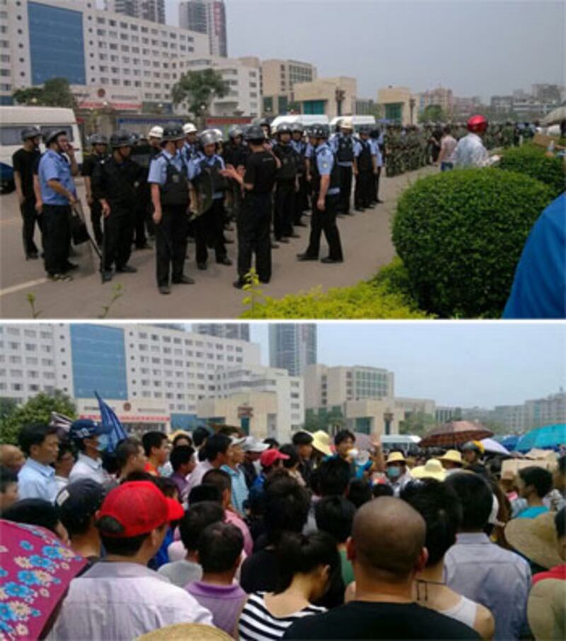 4月14日，廣東省化州市麗崗鎮近三千村民，到市政府示威，抗議建火葬場。當局出動大批警察驅趕。（目擊者提供）