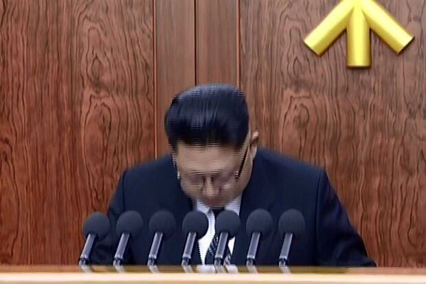 김정은 북한 노동당 위원장이 1일 육성 신년사 첫머리에 주민들에게 "조선 인민에게 가장 숭엄한 마음으로 뜨거운 인사를 보내며 희망찬 새해의 영광과 축복을 삼가 드린다"고 인사말을 건넨 뒤 고개를 숙여 인사하고 있다. 5년째 육성으로 신년사를 한 김정은이 고개 숙여 인사하는 모습을 보인 것은 이례적이다. 