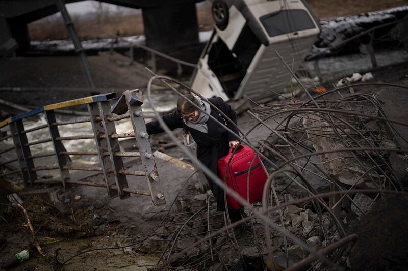 2022年3月2日，乌克兰首都基辅郊区在战事中被毁坏的车辆与桥梁。（美联社）