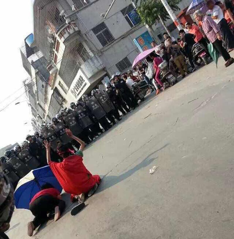 2015年4月5日，數百村民打算遊行時，大批警察前來阻止。期間，有被抓捕村民的家屬，下跪求當局把人釋放。(村民攝)