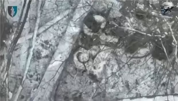 우크라이나 특수작전군이 지난 19일(현지시간) 쿠르스크 전선의 북한군을 격퇴하는 모습이라며 공개한 장면. 두 명의 병사가 공격을 당하기 직전 눈밭에 앉아 있다. [우크라이나 특수작전군 페이스북 영상 캡처]