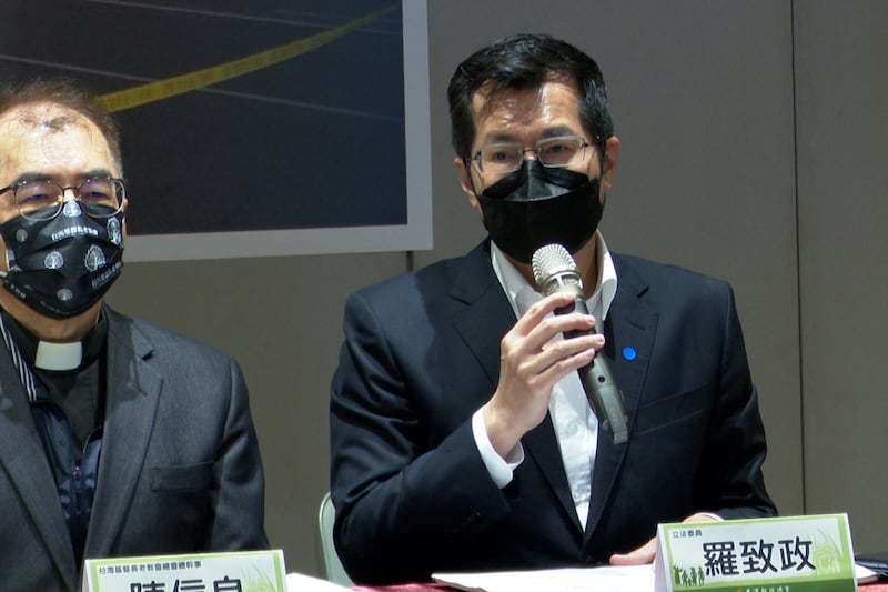 台湾基督长老教会18日在台北召开记者会,针对美国南加州尔湾台湾基督长老教会枪击案,谴责仇恨、暴力。(记者李宗翰摄)