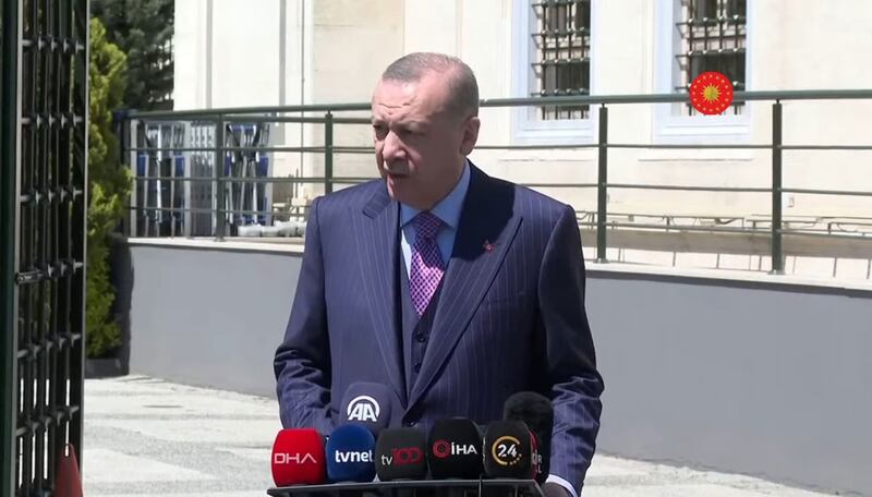 تۈركىيە جۇمھۇر رەئىسى رەجەپ تاييىپ ئەردوغان جۈمە نامىزىدىن كىيىن بايانات ئېلان قىلىپ، تۈركىيەنىڭ سەھىيە سىستېمىسى ۋە ۋاباغا قارشى كۈرەشتىكى رولىنىڭ ھەيران قالارلىق دەرىجىدە ياخشى ئىكەنلىكىنى تەرىپلىمەكتە. 2021-يىلى 7-ماي، ئەنقەرە،