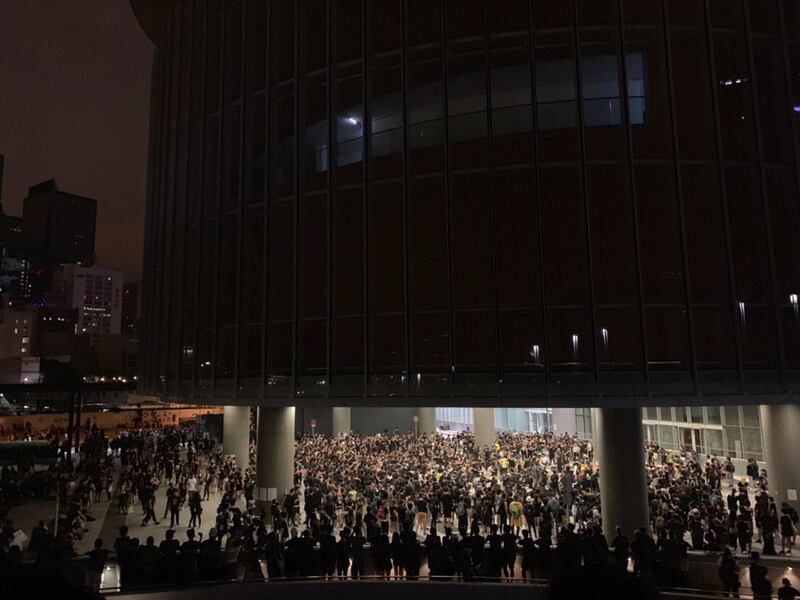 2019年6月16日，近200万不满香港政府拒绝撤回“送中”条例的香港市民举行了示威游行。图为留守立法院大楼的基督徒。17日临晨12点。（戴维提供） 