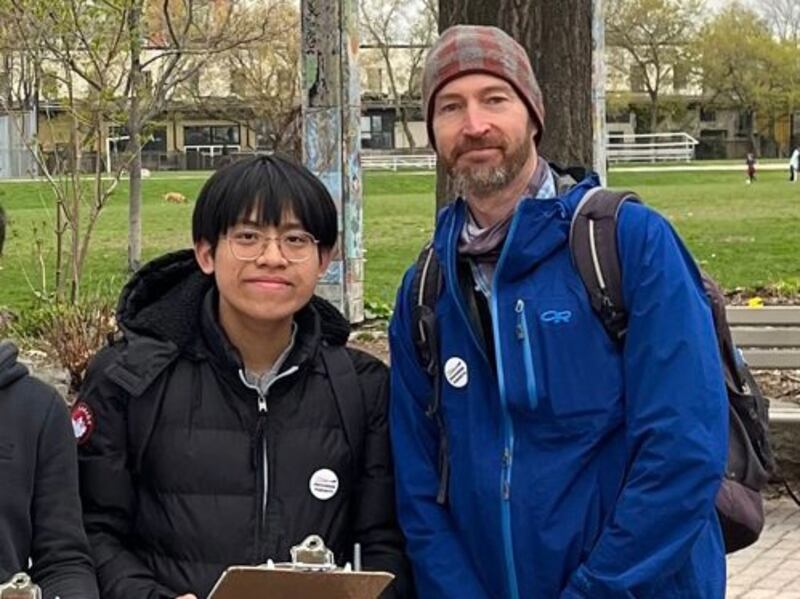 年輕香港新移民杜信行(左)期望鄒至蕙成為港人在加參政模範,鼓勵更多有志新移民透過選舉進入體制。(相片由受訪者提供)