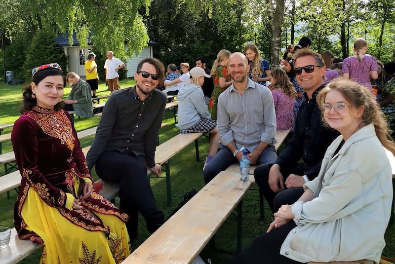 نورۋېگىيە ئەدەبىيات بايرىمى (Norsk Litterature festival) دىن كېيىن نورۋېگىيەدىكى چاغاتاي تىلى تەتقىقاتچىسى ۋە ياش پائالىيەتچى مەريەم سۇلتان مەزكۇر پائالىيەتنى ئورۇنلاشتۇرغۇچىلار بىلەن خاتىرە سۈرەتتە. 2024-يىلى 27-ماي، لىللەخاممېر، نورۋېگىيە.