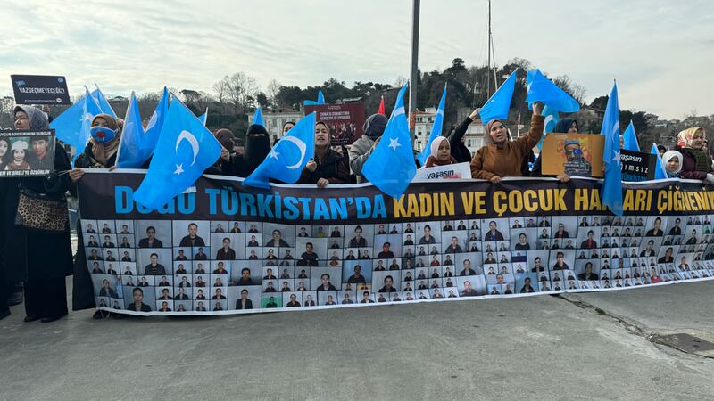 5-فېۋرال «غۇلجا قىرغىنچىلىقى» نىڭ 27-يىلى مۇناسىۋىتى بىلەن ئىستانبۇلدىكى ئۇيغۇرلار خىتاينىڭ ئىستانبۇلدىكى كونسۇلخانىسى ئالدىدا نامايىش قىلىۋاتقان كۆرۈنۈش. 2024-يىلى 4-فېۋرال، ئىستانبۇل