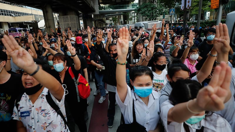 2020年10月15日，示威者在曼谷举起代表“和平、自由及弟兄姊妹情谊”的“三指”，象征对当局的反抗。（AP）