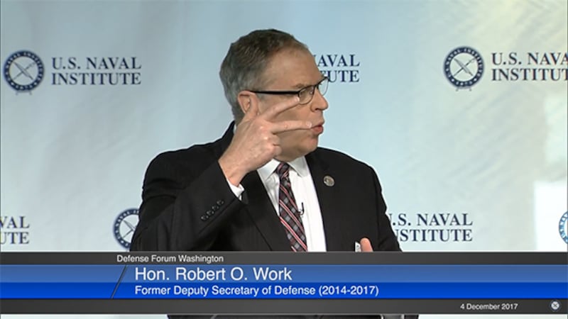 미국의 로버트 웍스 전 국방부 부장관이 4일 미 해군연구소(U.S. Naval Institute)가 개최한 토론회에서 연설하는 모습. 