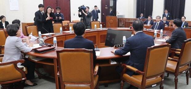국회 정보위 간담회 참석한 서훈 국정원장.