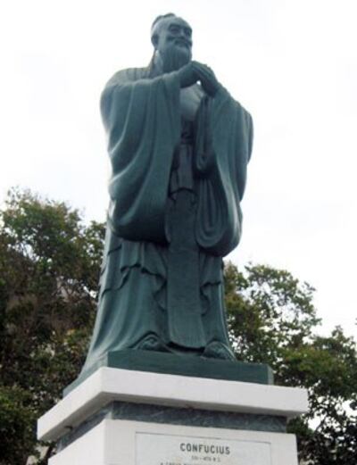 图片:加大洛杉矶分校孔像高约五米,1984年由台北市政府捐赠。(萧融摄)