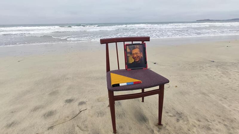 2021年7月13日下午，在半月湾海滩上，悼念刘晓波的人士在海滩上放置了空椅子。（活动参加者提供）