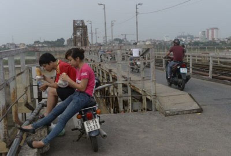 Một cặp đôi hóng gió trên cầu Long Biên tại Hà Nội ngày 20 tháng 6 năm 2013. AFP photo