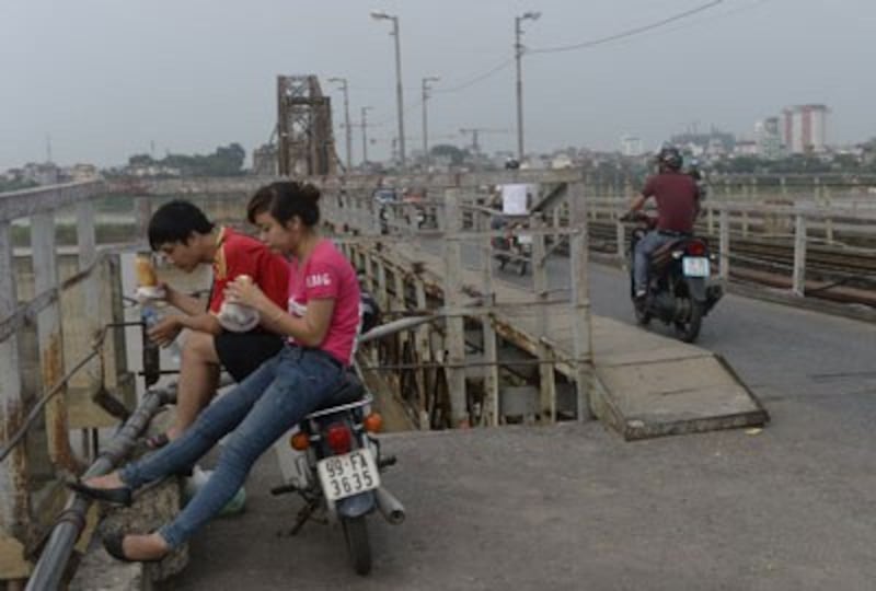 Một cặp đôi hóng gió trên cầu Long Biên tại Hà Nội ngày 20 tháng 6 năm 2013. AFP photo