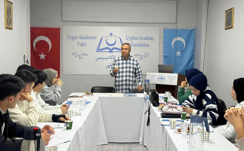 ئۇيغۇر ئاكادېمىيەسى تەرىپىدىن ئۇيۇشتۇرۇلغان «خەلقئارا ۋەزىيەت ۋە مىللىي كۈرەش يوللىرى» بويىچە ياشلارنى تەربىيەلەش كۇرسىدا ئەيسا يۈسۈپ ئالىپتېكىن ۋەخپىسىنىڭ باش كاتىپى دوكتورانت ئابدۇللاھ ئوغۇز ئەپەندى سۆزلىمەكتە. 2025-يىلى 2-يانۋار، ئىستانبۇل.