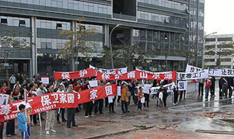 2013年1月19日,深圳南山區科苑花園數百名居民於工地前抗議,不滿政府容許就近興建電子製造廠,擔心造成嚴重污染影響民居。(居民蔡小姐提供)
