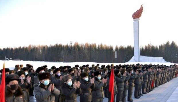 북한 최고인민회의 대의원들과 상임위원회 간부들이 백두산 지구 혁명전적지 답사를 마치고 삼지연대기념비 교양마당에서 결의모임을 갖고 있다.