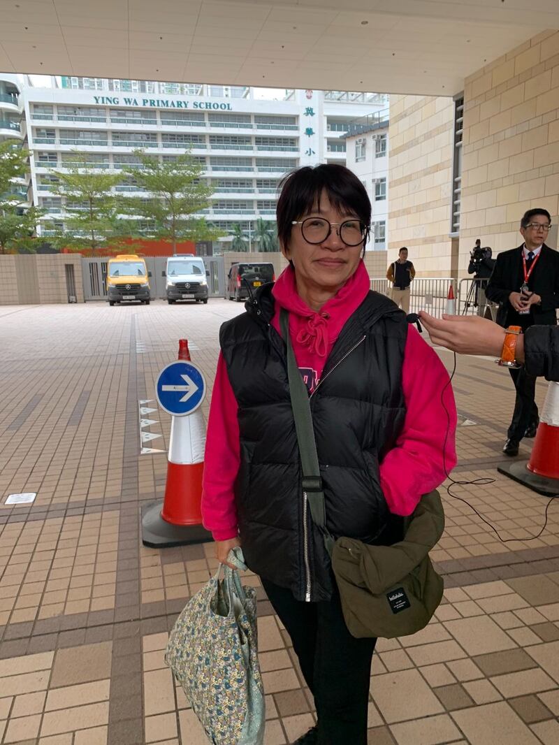 鄧燕娥早上亦有到庭旁聽,離開時在法庭外表示望胞妹「撐住」。(吳婷康攝)