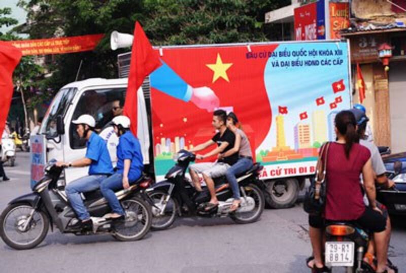 Những chiếc xe trang bị loa phóng thanh của một chế độ độc đảng đi kêu gọi bầu cử