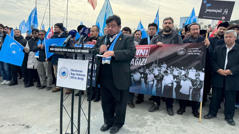 5-فېۋرال «غۇلجا قىرغىنچىلىقى» نىڭ 27-يىلى مۇناسىۋىتى بىلەن ئىستانبۇلدىكى ئۇيغۇرلار خىتاينىڭ ئىستانبۇلدىكى كونسۇلخانىسى ئالدىدا نامايىش قىلىۋاتقان كۆرۈنۈش. 2024-يىلى 4-فېۋرال، ئىستانبۇل