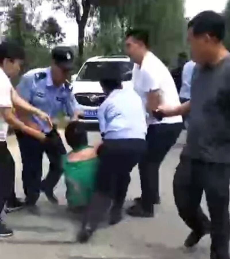 一名示威者被多名公安抬走。(视频截图)
