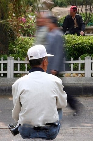 서울 종묘공원을 찾아와 시간을 보내고 있는 많은 노인들.