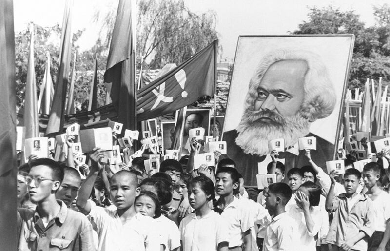 1966年9月14日，红卫兵运动达到高潮，中国青年高举毛语录，抬着马克思的画像，举行游行示威。(美联社资料图片)