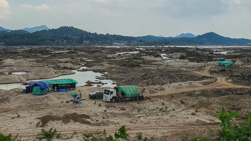 ຂຸດຄຳ (1).jpg