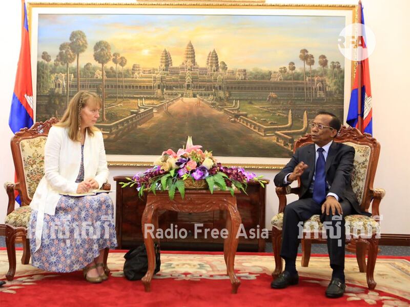 អ្នក​រាយការណ៍​ពិសេស​របស់​អង្គការ​សហប្រជាជាតិ ស្ដីពី​ស្ថានភាព​សិទ្ធិ​មនុស្ស​នៅ​កម្ពុជា គឺ​អ្នកស្រី រ៉ូណា ស្មីត (Rhona Smith) ជួប​ពិភាក្សា​ជាមួយ​រដ្ឋមន្ត្រី​ក្រសួង​សង្គមកិច្ច អតីត​យុទ្ធជន និង​យុវ​នីតិសម្បទា លោក វង សូត នៅ​ថ្ងៃ​ទី​១២ ខែ​តុលា ឆ្នាំ​២០១៦។