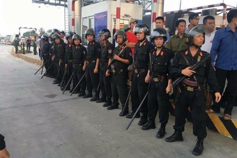 Cảnh sát cơ động được huy động trong ngày 30/11 tại trạm BOT Cai Lậy.