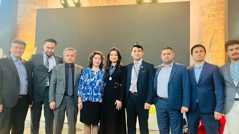 «روزۋېلت ئەركىنلىك مۇكاپاتى» نى تاپشۇرۇۋېلىش مۇراسىمىغا قاتناشقان ئۇيغۇر ۋەكىللەر خاتىرە سۈرەتتە. 2024-يىلى 11-ئاپرېل، گوللاندىيە.