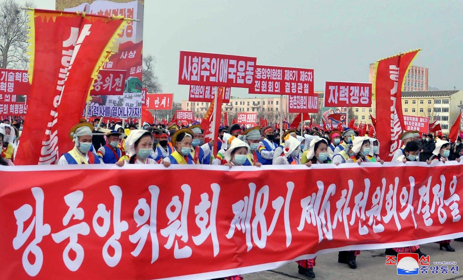 북한은 지난 주말 지방 곳곳에서 대규모 궐기대회를 열어 노동당 중앙위원회 전원회의 결정을 철저히 이행할 것을 다짐했다. 지난 10일 조선중앙통신은 "당 중앙위원회 제8기 제6차 전원회의 결정을 철저히 관철하기 위한 평안북도, 평안남도, 황해북도, 황해남도, 강원도, 함경북도, 함경남도 궐기대회가 8일에 각각 진행됐다"고 보도했다.