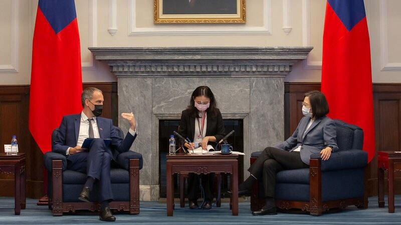 2021年11月4日，台湾总统蔡英文在总统府接见欧洲议会“外来势力干预欧盟民主程序”特别委员会代表团。(台湾总统府提供)