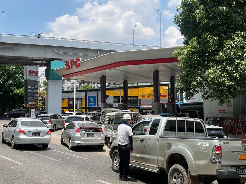 ၂၀၂၂ ခုနှစ် ဧပြီလ ၁၉ ရက်နေ့မှာ ရန်ကုန်မြို့ရှိ စက်သုံးဆီဆိုင်တစ်ဆိုင်ကို တွေ့ရစဉ် (Photo: RFA)