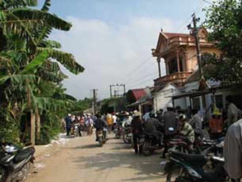 Người dân bất bình kéo đến nhà chủ tịch xã Tĩnh Hải, huyện Tĩnh Gia, tỉnh Thanh Hoá hôm 25-05-2010. Photo courtesy of vnmedia.