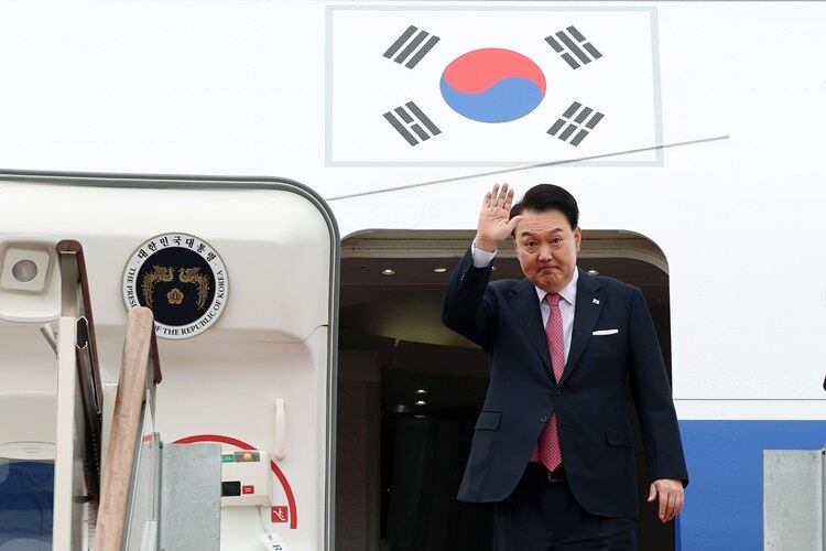 APEC 정상회의(페루)와 G20 정상회의(브라질) 참석차 출국하는 윤석열 대통령이 14일 경기 성남 서울공항에서 공군 1호기에 탑승하며 인사하고 있다.