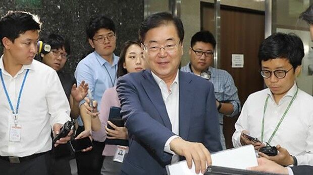 정의용 국가안보실장이 3일 오전 더불어민주당 우원식 원내대표와 면담을 마친 뒤 원내대표실을 나서고 있다.