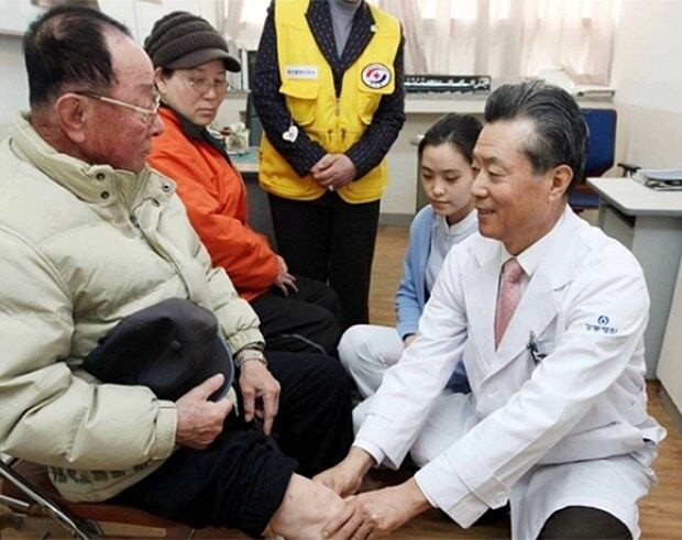 무릎관절염을 앓고 있는 노인이 진료를 받는 모습.