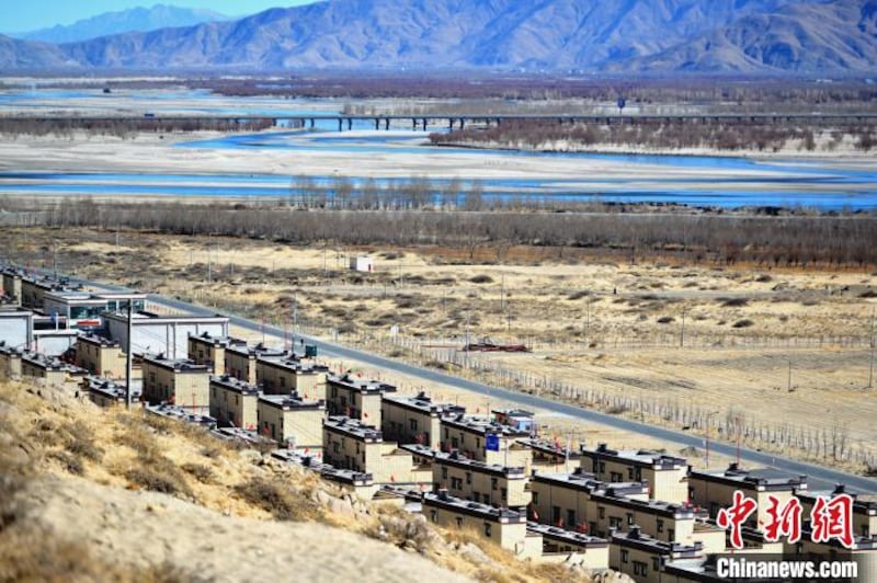 ནག་ཆུ་མཚེའུ་གཉིས་རྫོང་སོགས་ནས་འབྲོག་པ་མང་དག་ཅིག་ལྷོ་ཁ་སྲིན་པོ་རིར་གནས་སྤོ་བྱས་པ།