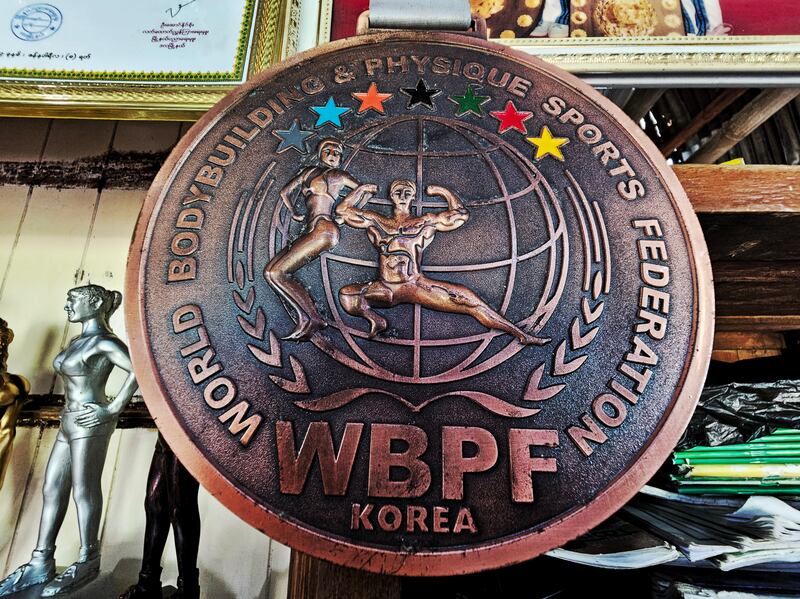 ကာယအားကစားမယ် မသဲစု ရရှိခဲ့သည့် ကမ္ဘာ့အဆင့် တတိယဆုကို ၂၀၂၃ ခုနှစ်၊ ဇွန်လ ၉ ရက်နေ့က တွေ့ရစဉ်။ (Photo: RFA)