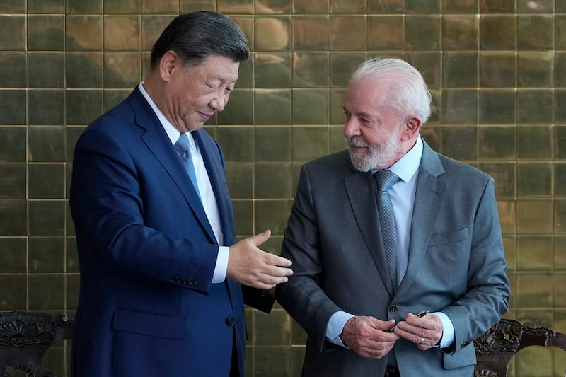 2024年11月20日,中国国家主席习近平在巴西利亚会见巴西总统卢拉。(美联社)