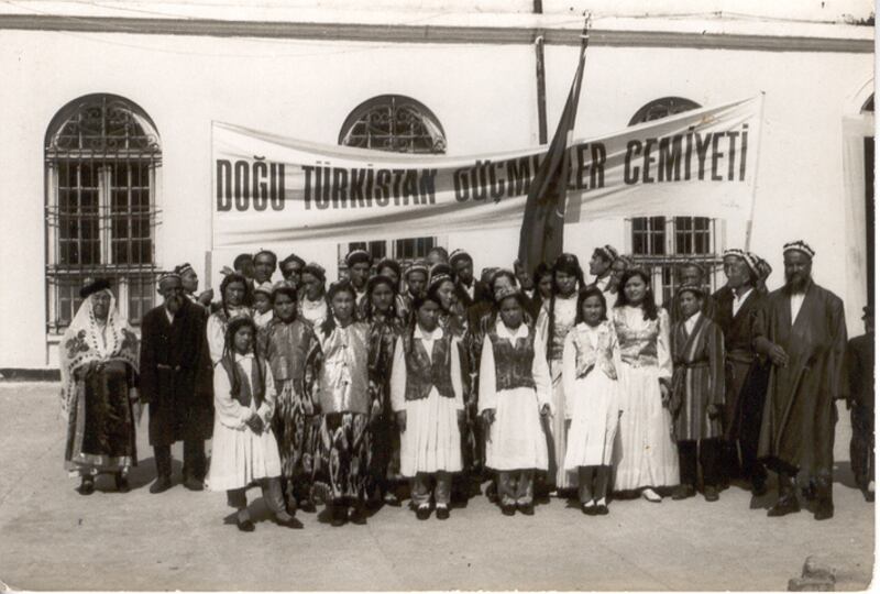 قەيسەرىدىكى ئۇيغۇر ياشلىرىدىن تەشكىللەنگەن سەنئەت ئۆمىكى 1968-يىلى ئىستانبۇلدىكى «شەرقىي تۈركىستان كۆچمەنلەر جەمئىيىتى» دە ئويۇن قويغاندا چۈشكەن سۈرەت