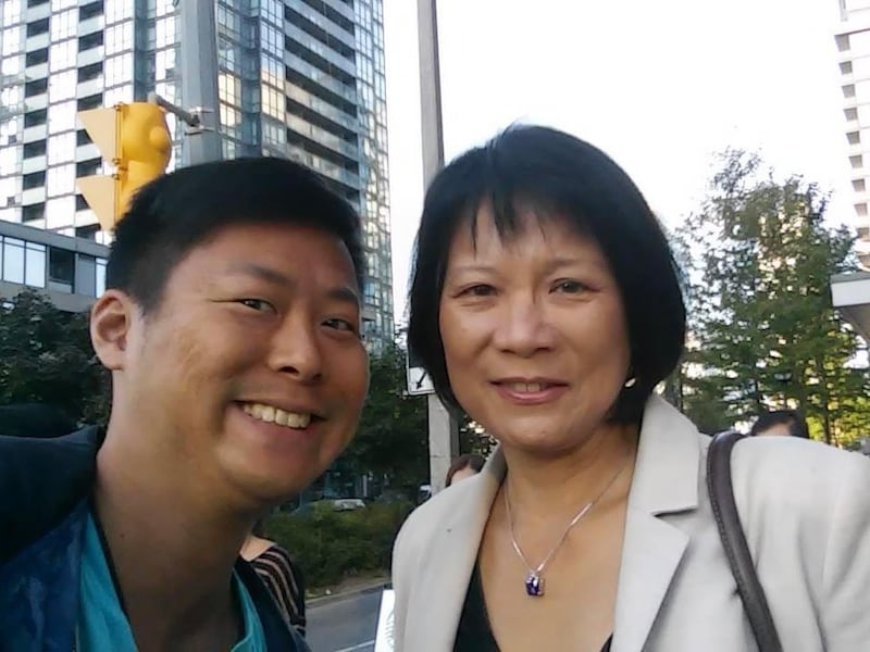 鄒至蕙競選團隊義工林國賢(左)反駁對鄒會見親中社團的指控,指是選舉正常做法,又指鄒於2019反送中期間有於背後作出貢獻。(相片由受訪者提供)