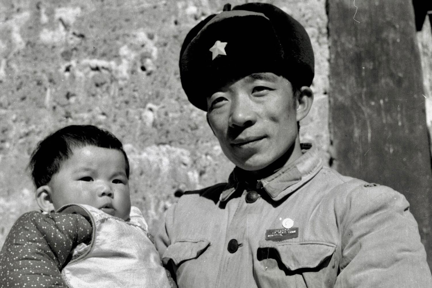 图说:我的父亲泽仁多吉。西藏文革图片摄影者。在文革中抱着出生百日的我。在西藏军区拍摄。