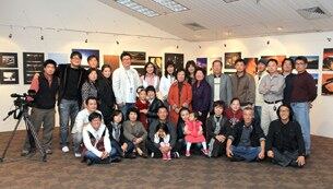 제4회 회원전이 열리는 버지니아의 한 갤러리에서 회원들이 기념 촬영했다.